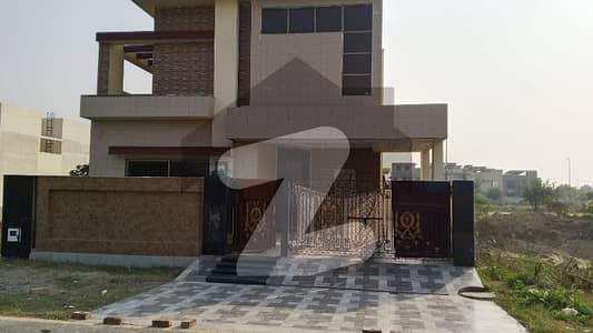 ڈی ایچ اے فیز 7 - بلاک ٹی فیز 7,ڈیفنس (ڈی ایچ اے),لاہور میں 5 کمروں کا 10 مرلہ مکان 3.9 کروڑ میں برائے فروخت۔