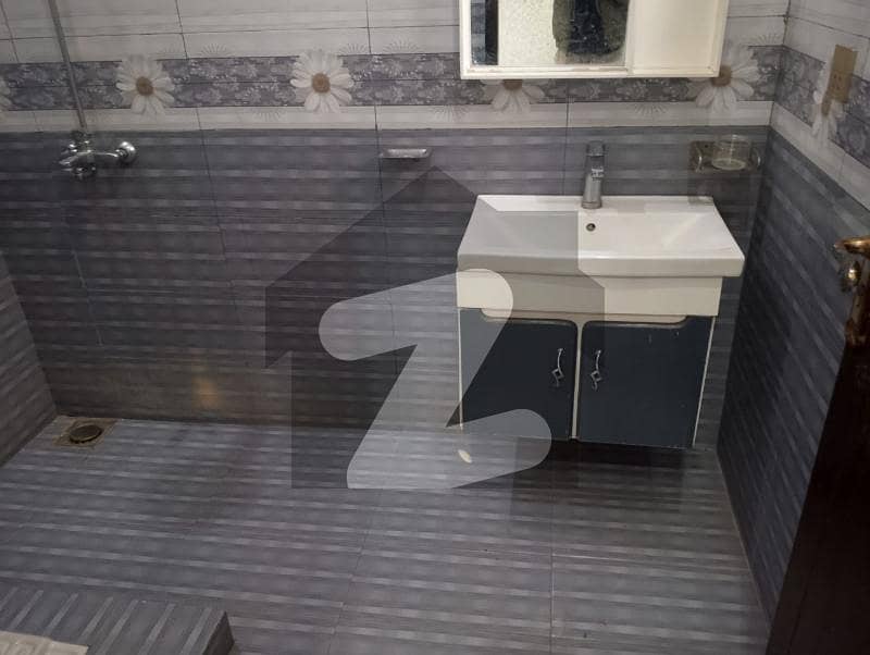 10 MARLA UPPER PORTION AVAILABLE FOR RENT 10 MARLA UPPER PORTION AVAILABLE FOR RENT