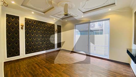 ریل ٹاؤن کینال سٹی لاہور میں 5 کمروں کا 12 مرلہ مکان 6.5 کروڑ میں برائے فروخت۔