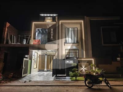 بحریہ ٹاؤن سیکٹر سی بحریہ ٹاؤن,لاہور میں 3 کمروں کا 5 مرلہ مکان 2.35 کروڑ میں برائے فروخت۔