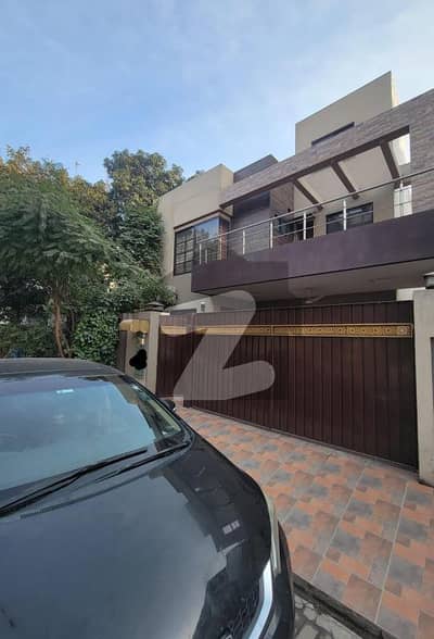 سکھ چین گارڈنز ۔ بلاک بی سکھ چین گارڈنز,لاہور میں 5 کمروں کا 10 مرلہ مکان 3.8 کروڑ میں برائے فروخت۔