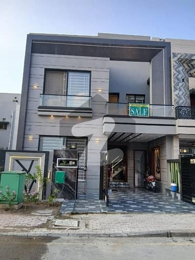 بحریہ ٹاؤن سیکٹر ای بحریہ ٹاؤن,لاہور میں 3 کمروں کا 5 مرلہ مکان 2.2 کروڑ میں برائے فروخت۔
