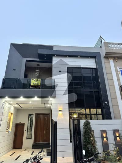 پارک ویو سٹی ۔ ایگزیکٹو بلاک پارک ویو سٹی,لاہور میں 4 کمروں کا 5 مرلہ مکان 2.3 کروڑ میں برائے فروخت۔