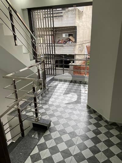 جوبلی ٹاؤن لاہور میں 1 کمرے کا 3 مرلہ مکان 1.05 کروڑ میں برائے فروخت۔