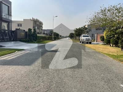 ڈی ایچ اے فیز 7 - بلاک وائے فیز 7,ڈیفنس (ڈی ایچ اے),لاہور میں 2 کنال رہائشی پلاٹ 6.0 کروڑ میں برائے فروخت۔