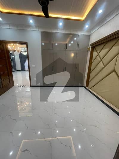 بحریہ ٹاؤن گلبہار بلاک بحریہ ٹاؤن سیکٹر سی,بحریہ ٹاؤن,لاہور میں 5 کمروں کا 10 مرلہ مکان 3.2 کروڑ میں برائے فروخت۔