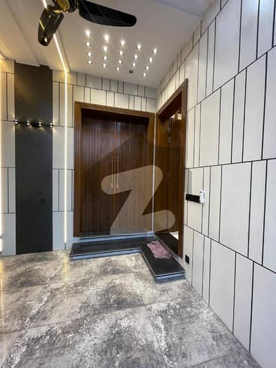 بحریہ ٹاؤن جینیپر بلاک بحریہ ٹاؤن سیکٹر سی,بحریہ ٹاؤن,لاہور میں 5 کمروں کا 1 کنال مکان 6.8 کروڑ میں برائے فروخت۔