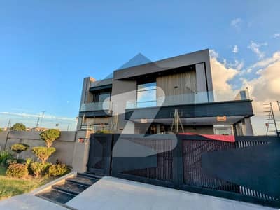 10 MARLA ELEGANT AND FULLY MAINTAINED SUPER HOT LOCATED BUNGALOW IS AVAILABLE IN DHA PHASE 3 LAHORE.