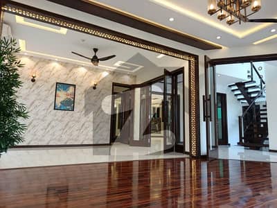 ڈی ایچ اے فیز 7 - بلاک ٹی فیز 7,ڈیفنس (ڈی ایچ اے),لاہور میں 5 کمروں کا 1 کنال مکان 8.5 کروڑ میں برائے فروخت۔