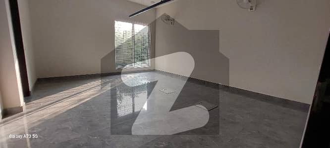 کیولری گراؤنڈ لاہور میں 9 کمروں کا 2 کنال مکان 10.0 لاکھ میں کرایہ پر دستیاب ہے۔