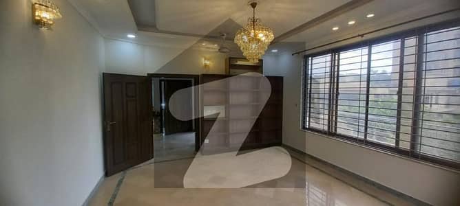 نیشنل پولیس فاؤنڈیشن او ۔ 9 اسلام آباد میں 6 کمروں کا 1 کنال مکان 5.5 کروڑ میں برائے فروخت۔