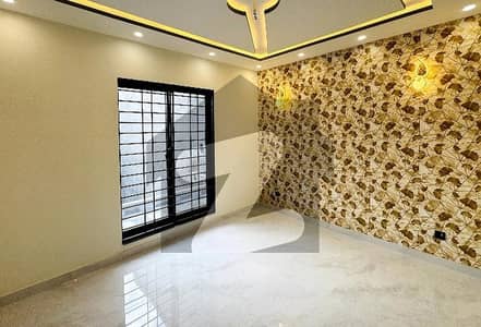 بحریہ ٹاؤن سیکٹر سی بحریہ ٹاؤن,لاہور میں 5 کمروں کا 10 مرلہ مکان 1.1 لاکھ میں کرایہ پر دستیاب ہے۔