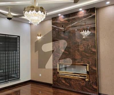 بحریہ ٹاؤن سیکٹر سی بحریہ ٹاؤن,لاہور میں 5 کمروں کا 1 کنال مکان 6.5 کروڑ میں برائے فروخت۔