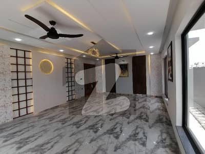 ڈی ایچ اے فیز 1 ۔ سیکٹر ایم ڈی ایچ اے فیز 1,ڈی ایچ اے ڈیفینس,ملتان میں 5 کمروں کا 1 کنال مکان 5.5 کروڑ میں برائے فروخت۔