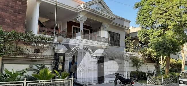 Perfect 300 Square Yards House In Gulshan-e-Iqbal - Block 6 For sale