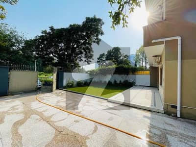 Elegant 5-Bedrooms Double-Storey 500 sq yrds house for rent in F-7