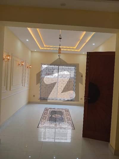 ایل ڈی اے ایوینیو لاہور میں 8 کمروں کا 10 مرلہ مکان 2.1 لاکھ میں کرایہ پر دستیاب ہے۔