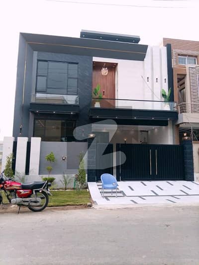 8 MARLA BRAND NEW MODERN HOUSE AVAILABLE FOR SALE IN PRIME LOCATION OF VALENCIA TOWN