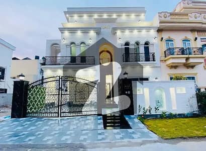 سٹی ہاؤسنگ سوسائٹی گوجرانوالہ میں 6 کمروں کا 10 مرلہ مکان 4.6 کروڑ میں برائے فروخت۔