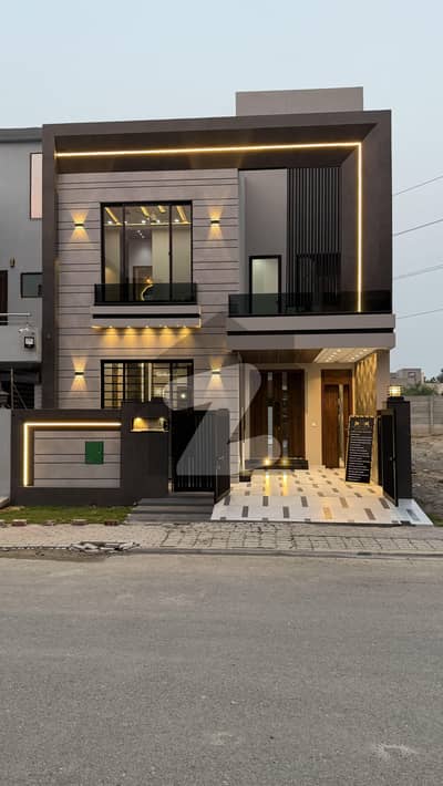 بحریہ ٹاؤن لاہور میں 4 کمروں کا 5 مرلہ مکان 2.95 کروڑ میں برائے فروخت۔