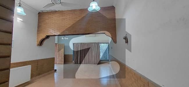 آئی ۔ 9 اسلام آباد میں 5 کمروں کا 7 مرلہ مکان 5.5 کروڑ میں برائے فروخت۔