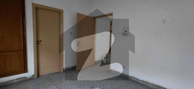 آئی ۔ 9 اسلام آباد میں 4 کمروں کا 6 مرلہ مکان 3.5 کروڑ میں برائے فروخت۔