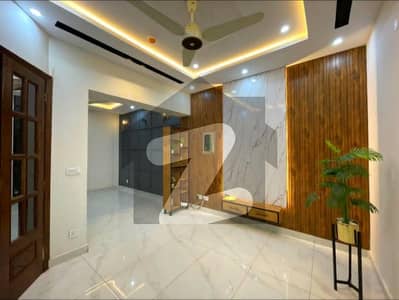 پیراگون سٹی لاہور میں 5 کمروں کا 10 مرلہ مکان 3.8 کروڑ میں برائے فروخت۔