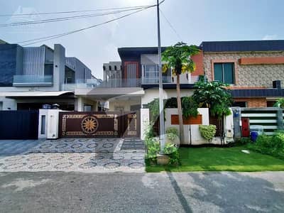 ڈی ایچ اے فیز 8 ڈیفنس (ڈی ایچ اے),لاہور میں 4 کمروں کا 10 مرلہ مکان 4.5 کروڑ میں برائے فروخت۔