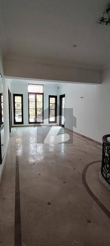 گارڈن ٹاؤن لاہور میں 6 کمروں کا 2 کنال مکان 21.5 کروڑ میں برائے فروخت۔