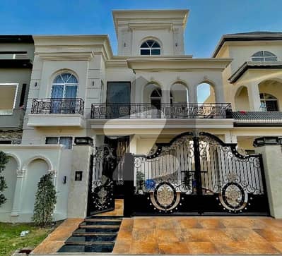 سٹی ہاؤسنگ سوسائٹی گوجرانوالہ میں 5 کمروں کا 10 مرلہ مکان 4.5 کروڑ میں برائے فروخت۔