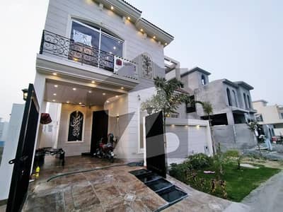 ڈی ایچ اے 9 ٹاؤن ڈیفنس (ڈی ایچ اے),لاہور میں 3 کمروں کا 5 مرلہ مکان 2.7 کروڑ میں برائے فروخت۔