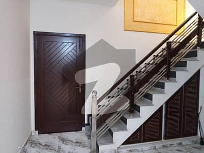 ڈی سی کالونی گوجرانوالہ میں 4 کمروں کا 10 مرلہ مکان 4.5 کروڑ میں برائے فروخت۔