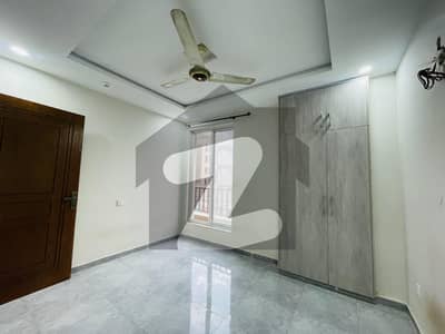 بحریہ ٹاؤن فیز 8 بحریہ ٹاؤن راولپنڈی,راولپنڈی میں 1 کمرے کا 2 مرلہ فلیٹ 22.0 ہزار میں کرایہ پر دستیاب ہے۔