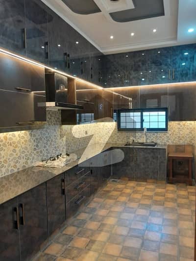 ایل ڈی اے ایوینیو لاہور میں 6 کمروں کا 10 مرلہ مکان 4.45 کروڑ میں برائے فروخت۔