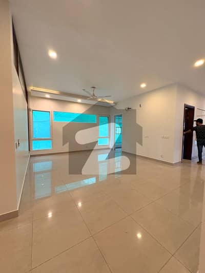 باتھ آئی لینڈ کراچی میں 3 کمروں کا 9 مرلہ فلیٹ 2.75 لاکھ میں کرایہ پر دستیاب ہے۔