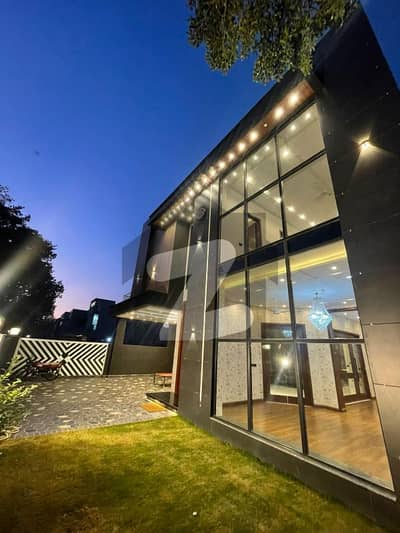 ڈی ایچ اے فیز 8 - بلاک ٹی فیز 8,ڈیفنس (ڈی ایچ اے),لاہور میں 5 کمروں کا 1 کنال مکان 9.35 کروڑ میں برائے فروخت۔