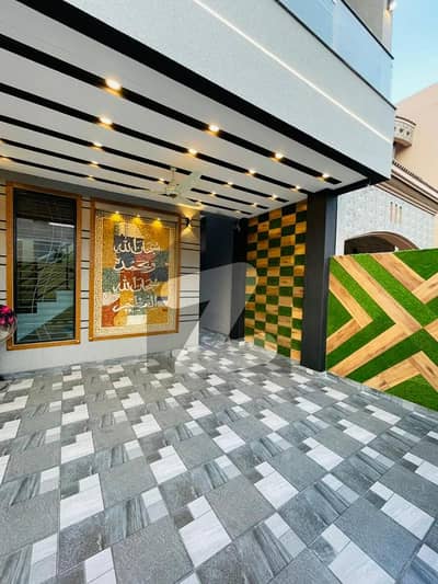 10 Marla Ultra Modern House Near Park & Masjid On 60 Feet Road