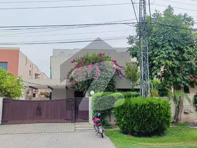 ڈی ایچ اے فیز 4 ڈیفنس (ڈی ایچ اے),لاہور میں 5 کمروں کا 1 کنال مکان 2.4 لاکھ میں کرایہ پر دستیاب ہے۔