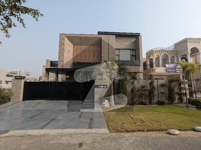 ڈی ایچ اے فیز 8 - بلاک ڈبلیو فیز 8,ڈیفنس (ڈی ایچ اے),لاہور میں 5 کمروں کا 1 کنال مکان 11.75 کروڑ میں برائے فروخت۔