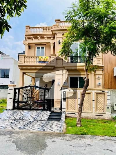 ڈی ایچ اے 9 ٹاؤن ڈیفنس (ڈی ایچ اے),لاہور میں 3 کمروں کا 5 مرلہ مکان 2.0 کروڑ میں برائے فروخت۔