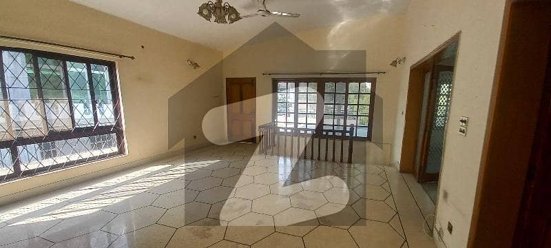 F-10 FULL HOUSE 5 BED ATTACHE BATH F-10 FULL HOUSE 5 BED ATTACHE BATH