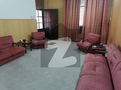 کینٹ اوکاڑہ میں 4 کمروں کا 1 کنال مکان 3.0 کروڑ میں برائے فروخت۔