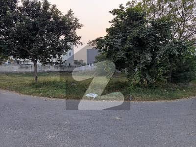 ڈی ایچ اے فیز 8 - بلاک ڈبلیو فیز 8,ڈیفنس (ڈی ایچ اے),لاہور میں 1 کنال رہائشی پلاٹ 5.8 کروڑ میں برائے فروخت۔