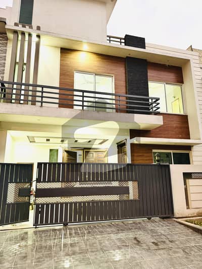 ایف ۔ 17 اسلام آباد میں 6 کمروں کا 8 مرلہ مکان 2.95 کروڑ میں برائے فروخت۔