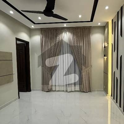 بحریہ ٹاؤن سیکٹر سی بحریہ ٹاؤن,لاہور میں 3 کمروں کا 5 مرلہ مکان 1.85 کروڑ میں برائے فروخت۔