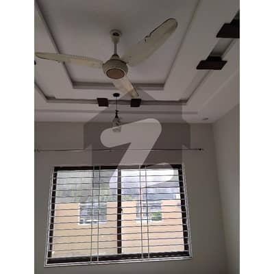 10 Marla Full House Available For Rent