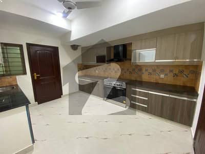 10 MARLA 3 BEDROOM APARTMENT AVAILABLE FOR RENT