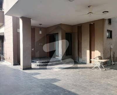 عسکری 11 ۔ سیکٹر بی عسکری 11,عسکری,لاہور میں 4 کمروں کا 1 کنال مکان 9.0 کروڑ میں برائے فروخت۔