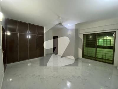 10 MARLA 3 BEDROOM APARTMENT AVAILABLE FOR RENT