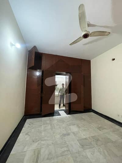 ڈی ایچ اے فیز 5 ڈیفنس (ڈی ایچ اے),لاہور میں 4 کمروں کا 10 مرلہ مکان 2.25 لاکھ میں کرایہ پر دستیاب ہے۔